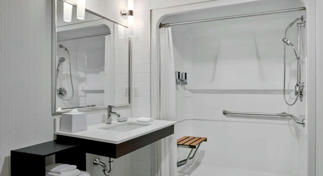 Четырёхместный номер Traditional Four Points by Sheraton Edmonton International Airport