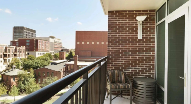 Одноместный люкс с 2 комнатами Embassy Suites by Hilton Greenville Downtown Riverplace