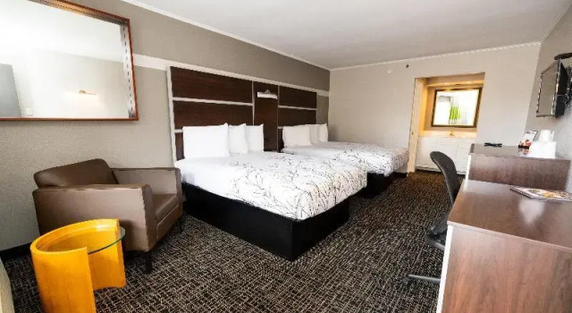 Четырёхместный номер Executive Magnuson Hotel Virginia Beach