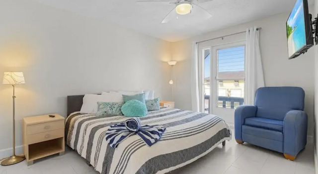 21591/3 Waterfront Duplex With Pool And Spa - Manor 4 Bedroom Home
