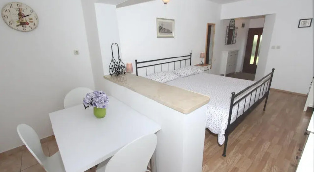 Двухместная студия с балконом Apartments Mirela