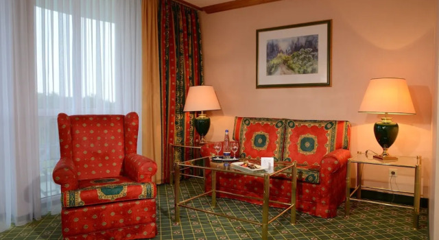 Полулюкс The Monarch Hotel