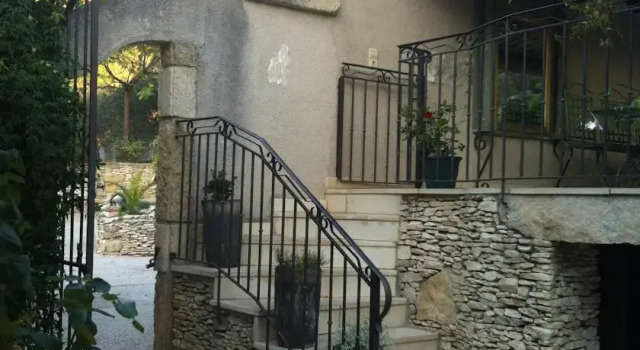 Villa With 4 Bedrooms in Orgon, With Private Pool, Enclosed Garden and Wifi - 30 km From the Beach, Rezerwuj Willa Hotele w Orgon z basenem, Basen