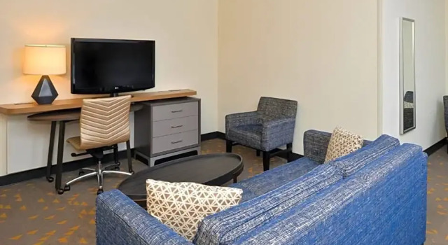 Четырёхместный люкс Holiday Inn Hotel & Suites Overland Park-Convention Center by IHG