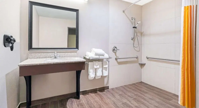 Четырёхместный люкс Executive La Quinta Inn & Suites by Wyndham McAlester