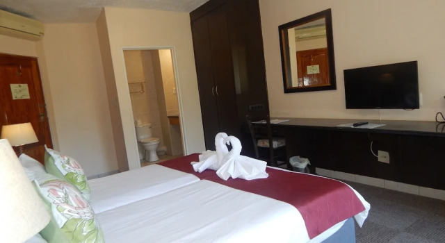 Двухместный номер Classic Цокольный этаж с балконом Elephant Lake Hotel
