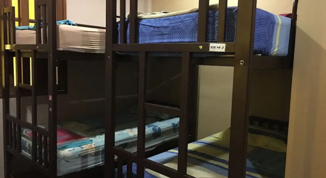 Кровать в общем номере Wandee Guesthouse
