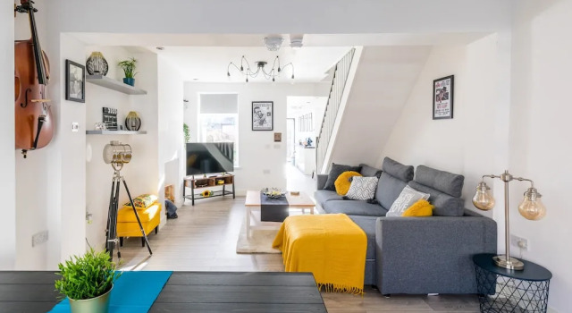 Коттедж The Hollywood Beautiful 3 Bedroom House