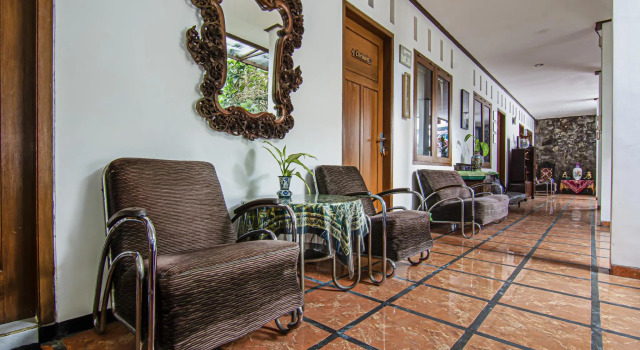 Loesje Guesthouse, Rezervovat Hotel Hotely v Malang s parkováním, poblíž Taman Rekreasi Kota, Parkování