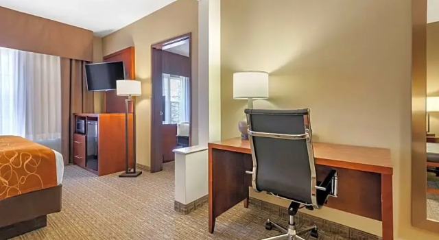 Четырёхместный семейный люкс Comfort Suites Marquette