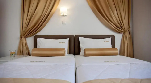 Трёхместный номер Metropolis Hotel