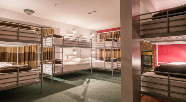Кровать в общем номере Samesun Banff Hostel