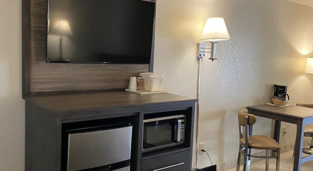 Четырёхместный номер Deluxe с балконом Motel In The Pines