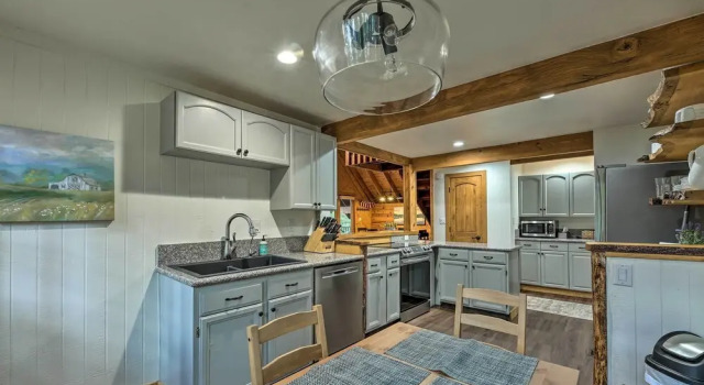Коттедж Pinetop Chalet Cabin ~ 1 Mi to Woodland Park