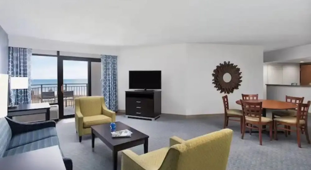 Четырёхместный люкс с балконом и с видом на океан DoubleTree Resort by Hilton Myrtle Beach Oceanfront