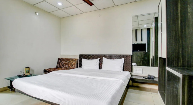 Номер Deluxe FabHotel Prime Manjeet