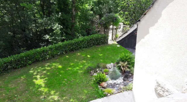 Maison dans un environnement boisé très calme, Забронировать Отель Отели Finistère с парковкой, Парковка