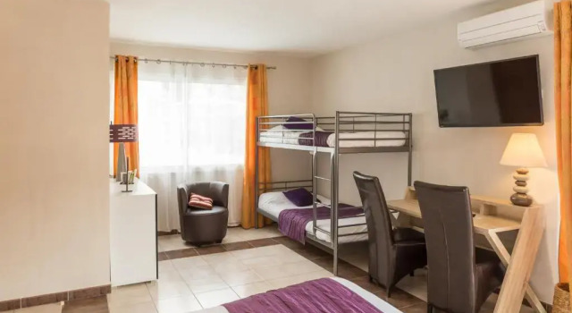 Четырёхместный номер Standard Logis Hôtel LOliveraie