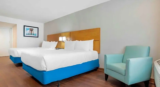 Четырёхместный номер Standard с видом на воду Chateau Beachfront Hotel, a By the Sea Resort