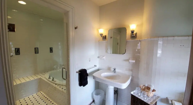 Двухместный номер Premium с видом на озеро Mendota Lake House Inn