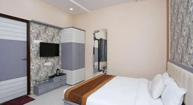 OYO 10360 Hotel Grand Manoranjan, Забронировать Отель Отели Горакхпур 3 звезды, 3*