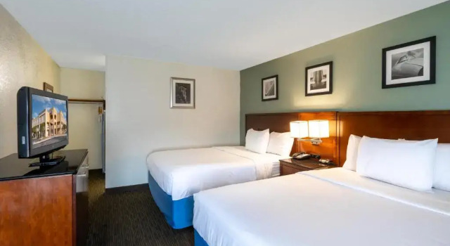 Четырёхместный номер Standard Days Inn by Wyndham Greenville