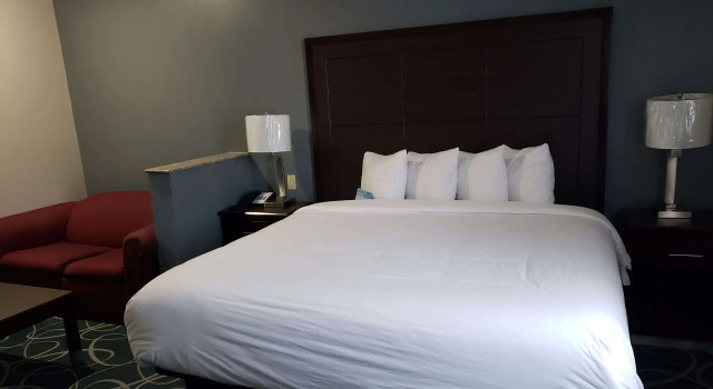 Days Inn & Suites by Wyndham Cleburne TX, Buchen Sie Hotel Cleburne Dallas - Fort Worth und Umgebung