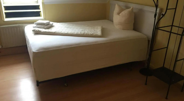 Doppelbettzimmer mit Bad, Забронировать Отель Кайзерслаутерн Pfalz, рядом с Kaiserslautern Castle