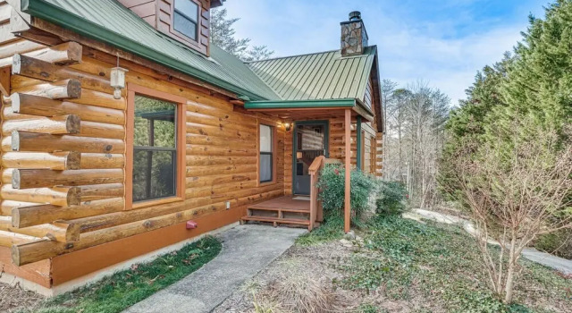 Spacious Log Cabin in Helen w/ Deck & Pool Access!