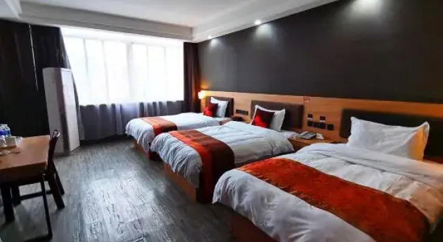 Трёхместный люкс Deluxe Junyi Chain Hotel (Haiyan Qiyuan Chengbei East Road)