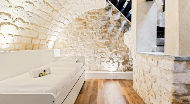 Souplex With Terrace in Rue de Faubourg, Забронировать Апартаменты/квартира 10-й округ: Республика Париж, рядом с Станция метро Rambuteau