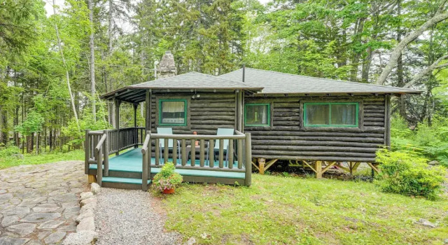Walk to Barrett's Park: Wooded Cabin w/ Grill!, Book Feriehus Boothbay 