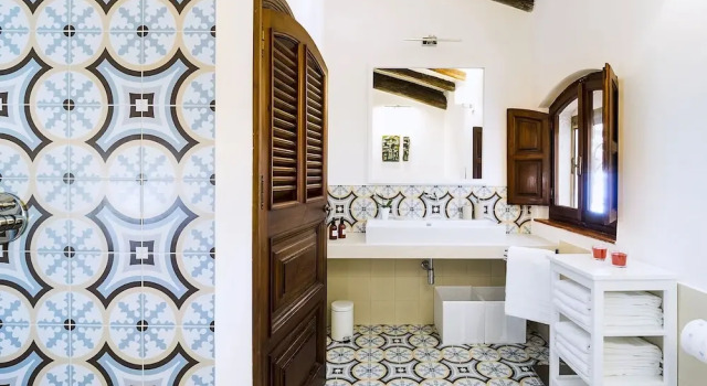 Exclusive Villa With Private Swimming Pool That Enjoys a Splendid Seafront View
