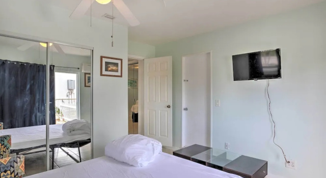 Коттедж c 1 комнатой Pet-friendly Jensen Beach Home w/ Yard Near Ocean!