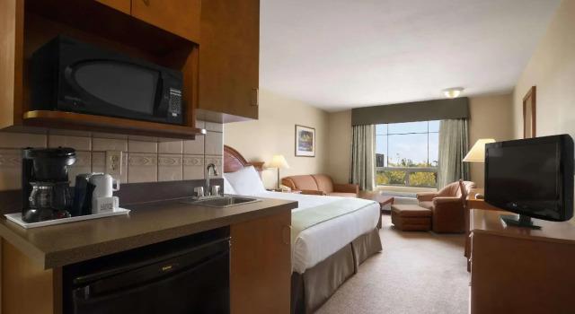 Двухместный номер Standard Super 8 by Wyndham Fort St. John BC