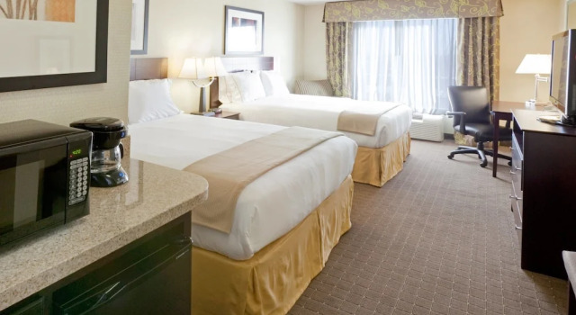 Четырёхместный люкс Holiday Inn Express Hotel & Suites Eagle Pass by IHG