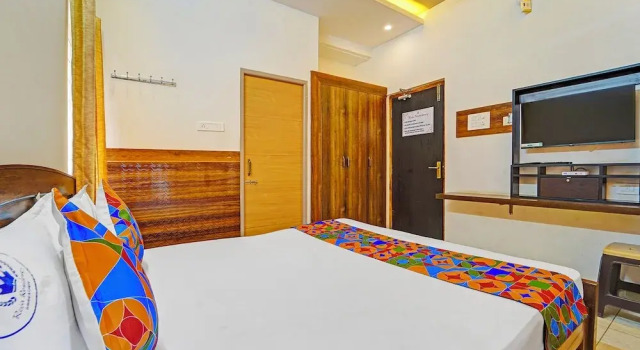 Номер Luxury FabHotel Raja Residency