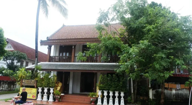 Sangkham Hotel, Забронировать Отель Луангпхабанг Лаос, рядом с Haw Pha Bang