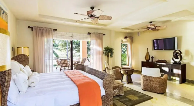 Luxurious Beachfront Mansion with a Stunning Infinity Pool in Playa Flamingo, Rezerwuj Willa Flamingo Guanacaste