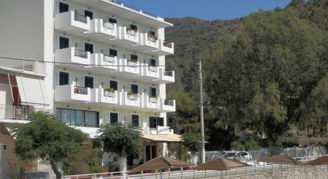 Apollon Hotel, Забронировать Отель Отели Метана с парковкой, рядом с Развалины Микен, Парковка