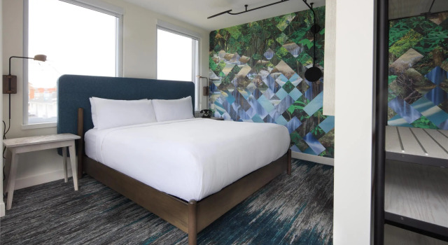 Двухместный полулюкс с балконом Canvas Moncton, Tapestry Collection By Hilton