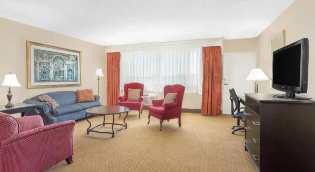 Люкс Ramada Plaza by Wyndham Fayetteville Fort Bragg Area