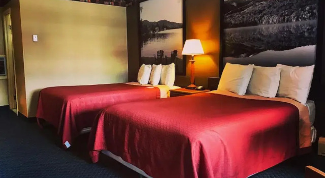 Super 8 by Wyndham Lake George/Downtown, Забронировать Отель Отели Лейк-Джордж с парковкой, рядом с Музей «Форт Уильям-Генри», Парковка