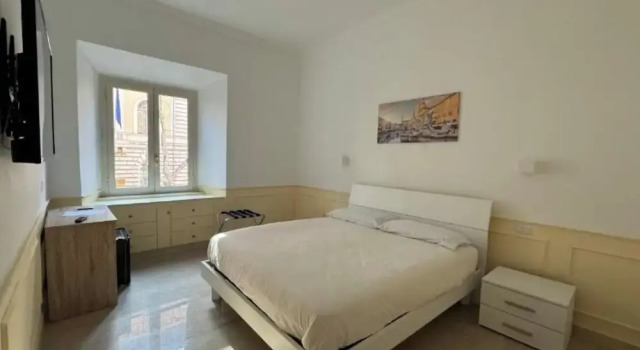 Costantino Rooms, Забронировать Гостевой дом Вокзал Термини , рядом с Вокзал Термини