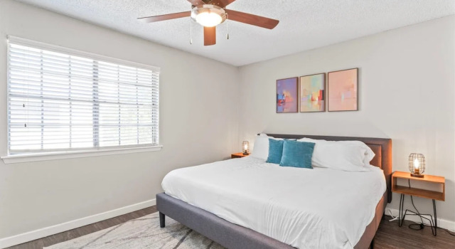Spacious and Chic King Bed 2BR Suite 5 Min to DT
