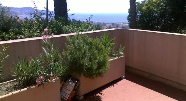 Relaxing Place with wonderful view...calme avec vue magnifique sur la baie des anges, mais en campagne à 12 minutes de la Promenade des Anglais, Забронировать Отель Ницца Приморские Альпы, рядом с Пляж Фаброн