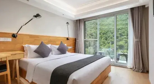Кровать в общем номере Movespring Hotel