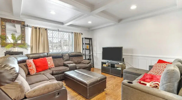 Fully Updated 3 BDR Seaside Home Minutes to Beach!