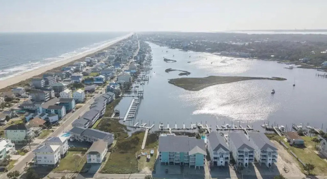 Коттедж Newly Renovated Beach Condo with STUNNING Water Views! Monthly and Weekly Specials!