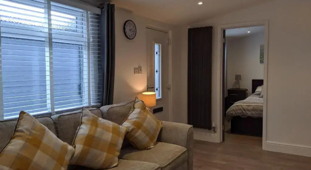 Коттедж Old Garage Lodge - Spacious Bungalow close to Deal Beach !